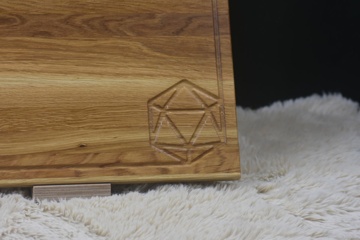 Eiken snijplank met groef – D20 Dice (D&D gravure)