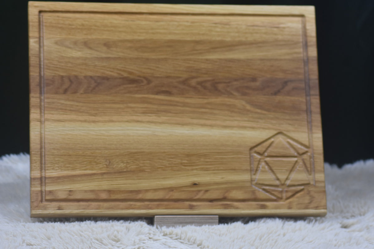 Eiken snijplank met groef – D20 Dice (D&D gravure)