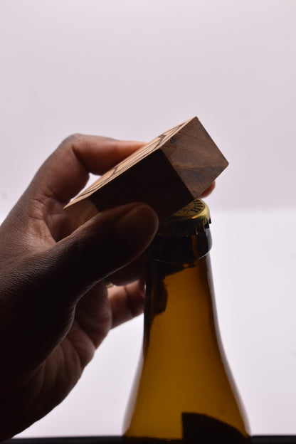 Hexa D20 — Flesopener in massief iep (olm)