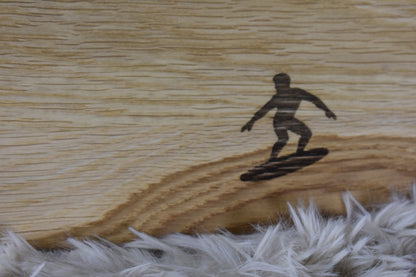 Shadow Stories #001 — Surfer (Eiken 45×25×1,5 cm)
