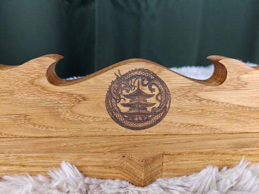 Eiken katanahouder (2-laag) – Medaillon 'Draak & pagode'