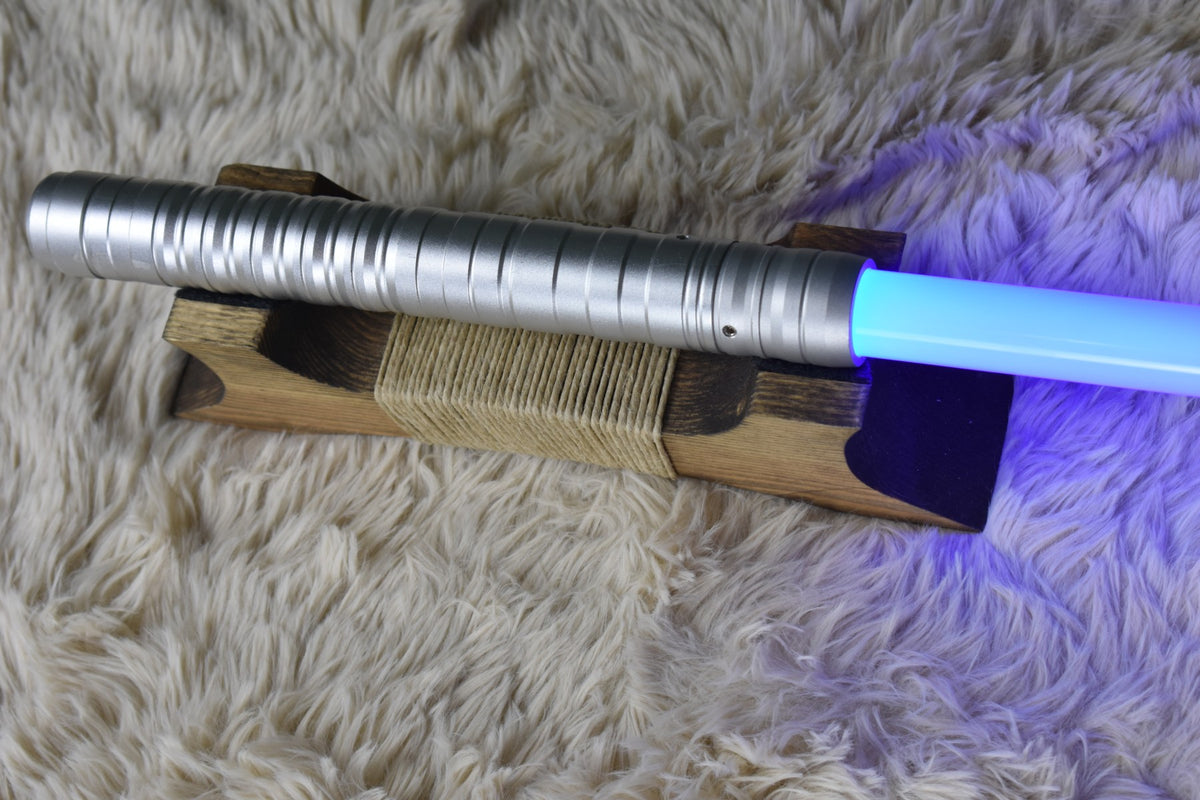 Lightsaber display in eik met henneptouw